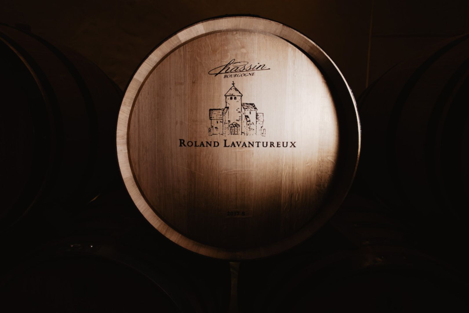 Une barrique du chai du Domaine Roland Lavantureux.